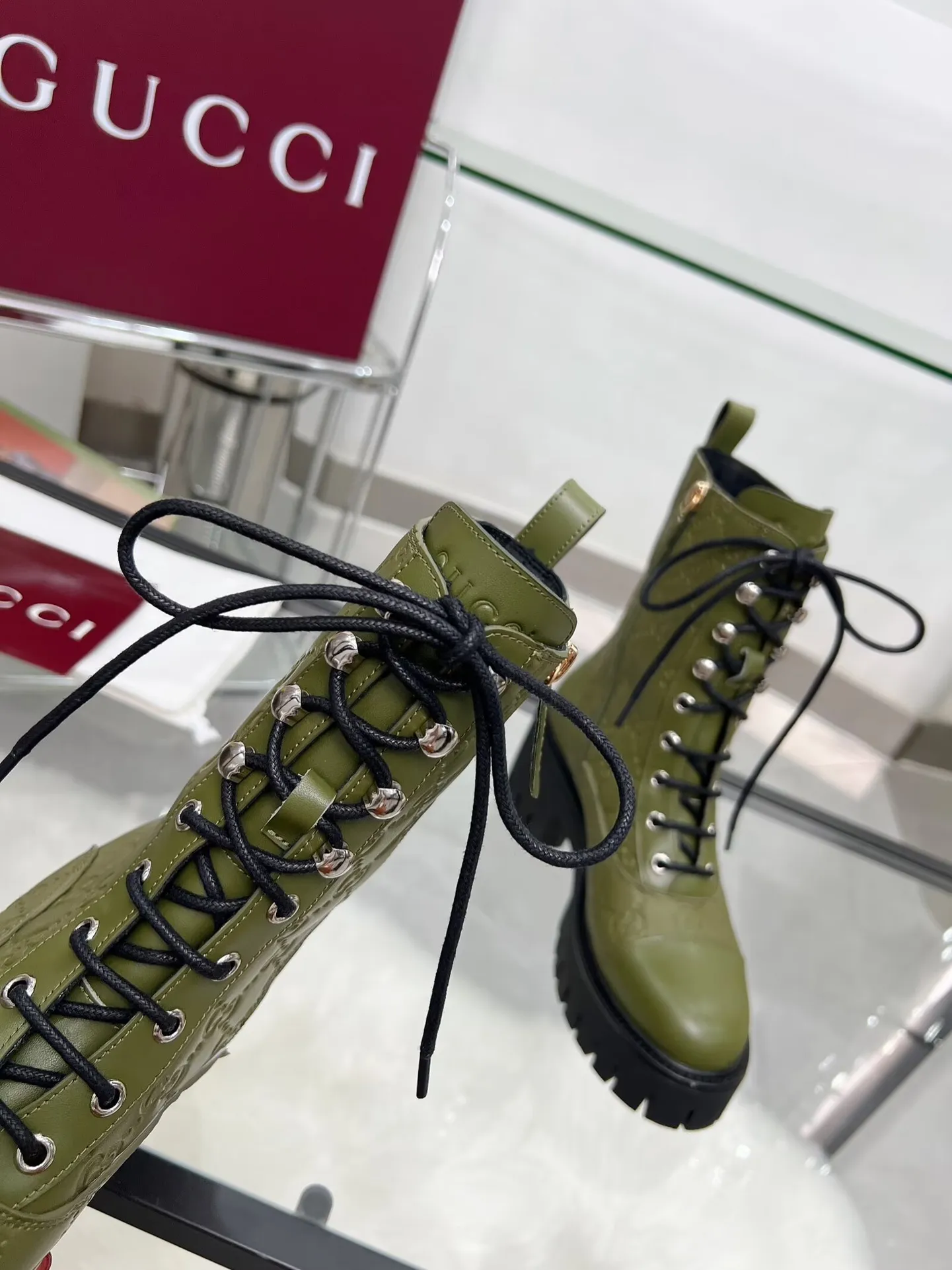 👟👟Ex-factory price 660👟👟 New version of Gucci GUCCI hot sale✅Ankle boots 🎉Very easy to match👍Specially showing retro British style, advanced 3D printing, front Gucci buckle decoration💎LOGO✅ Fabric: imported cowhide🐂 Inner/foot pads: cow lining Color: black green Size: 35-42 {2 heads need to be customized} Heel height: 5cm TPU outsole Packing: Comes with card and cloth bag.